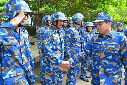 Tư lệnh Hải quân kiểm tra bộ đội Trường Sa, tri ân các bậc tiền nhân