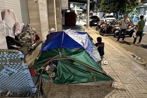 Dựng lều trên vỉa hè, dùng trẻ em làm bình phong để mua bán, sử dụng ma túy