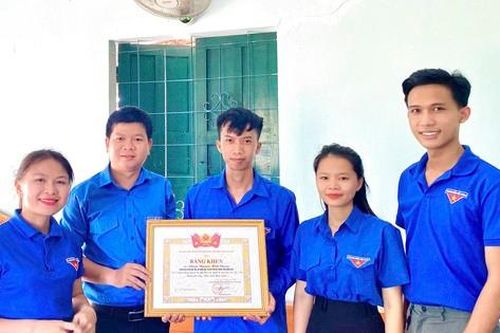 Khen 'người hùng' chèo xuồng ra giữa đầm Thị Nại cứu người nhảy cầu