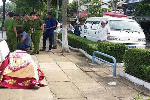 Đôi nam nữ bị tấn công bằng dao khi đi ra từ khu trọ