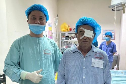 Cụ ông người Lào vượt hơn 1.000 km sang Việt Nam chữa bệnh