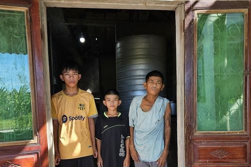 Mẹ bỏ đi, các con xin nghỉ học kiếm tiền cho bố chạy thận