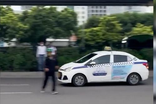 Tài xế taxi phóng ngược chiều, đánh võng loạn xạ trên đường Phạm Hùng