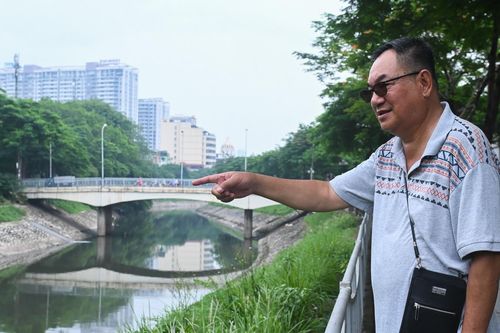 Nước sông Tô Lịch sau 1 ngày chuyển màu xanh, bỗng đen đục trở lại