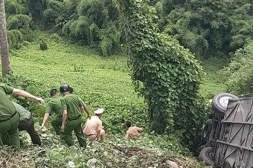 Xe du lịch lao xuống vực sâu ở Đắk Nông đã hết hạn kiểm định