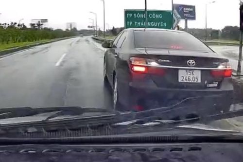 Xe Camry đi lùi trên cao tốc, nam tài xế khi bị nhắc còn lớn tiếng chửi lại