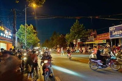 Cháy lớn, cửa hàng bán giày dép bị thiêu rụi ở Bình Dương