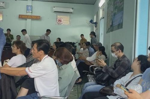 Hàng trăm người dân ở TP Thủ Đức chờ làm căn cước công dân theo quy định mới