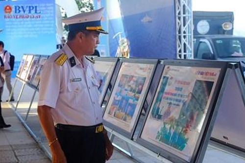 Trưng bày ảnh 'Luật gia Việt Nam với biển, đảo quê hương'