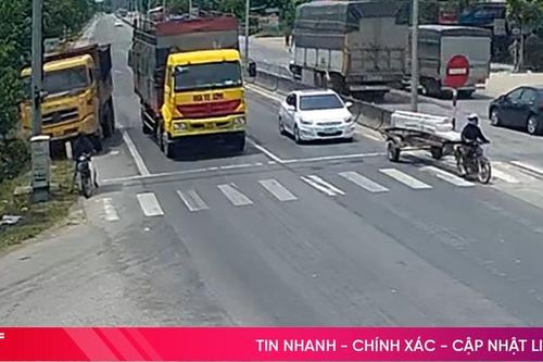 Xe tải lấn làn, suýt đâm vào xe máy chờ đèn đỏ trước khi lật nghiêng