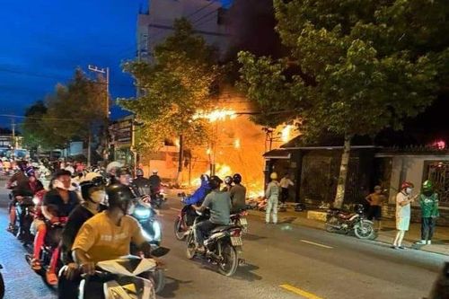 Bình Dương: Cháy lớn tại cửa hàng đồng giá ở thành phố Dĩ An