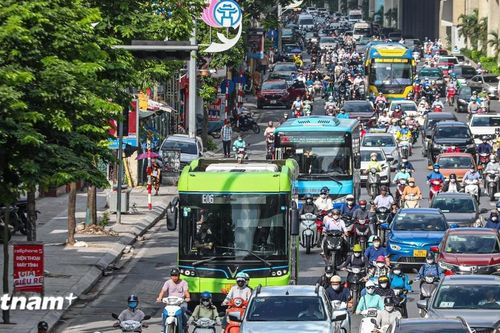 Hà Nội nghiên cứu làn đường riêng và lộ trình 'Xanh hóa' xe buýt
