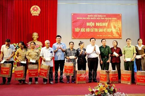 Đồng chí Nguyễn Xuân Thắng tiếp xúc cử tri xã đảo Ngọc Vừng