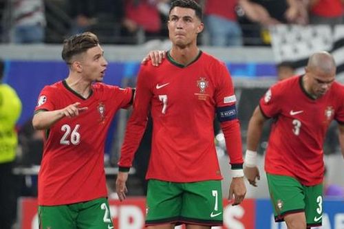 Ronaldo nhận chỉ trích vì bật khóc sau khi đá hỏng phạt đền