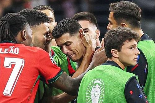 Ronaldo có ích kỷ và thiếu trách nhiệm khi bật khóc?