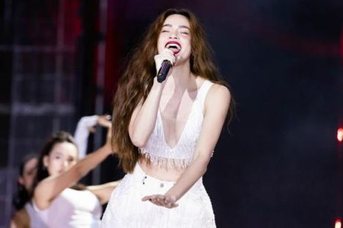 Hồ Ngọc Hà diện áo khoét sâu, khoe hình thể phồn thực