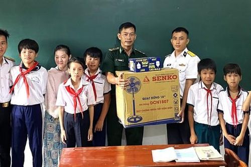 Những món quà ý nghĩa đến với lớp học tình thương trên đảo Hòn Chuối