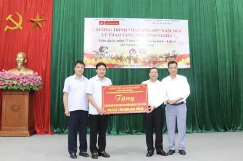 Phó Trưởng Ban Tuyên giáo Trung ương trao tặng nhà tình nghĩa tại Cao Bằng