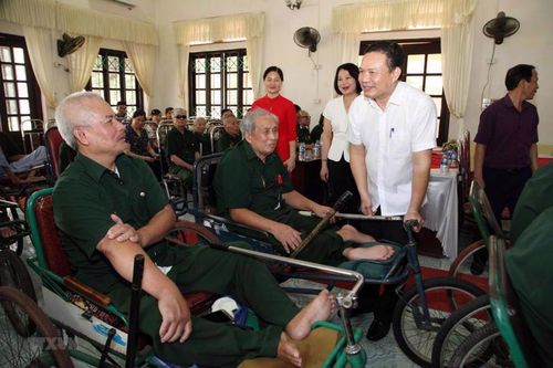 Không để xảy ra tiêu cực trong tặng quà cho người có công dịp 27/7