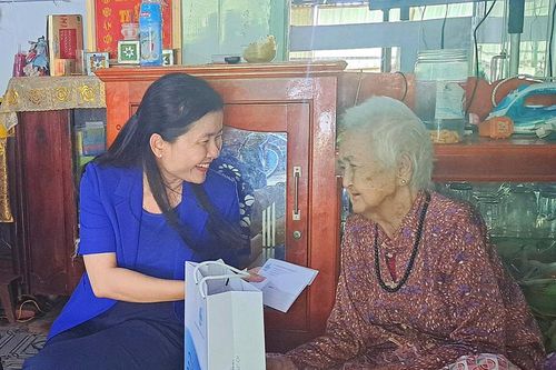 Phó Chủ tịch Hội Liên hiệp Phụ nữ Việt Nam Tôn Ngọc Hạnh thăm gia đình chính sách ở Châu Phú