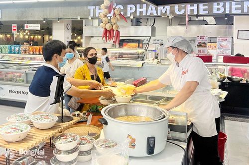 Ngành dịch vụ ăn uống vào mùa cao điểm hè