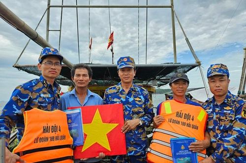 Lữ đoàn 169 tuyên truyền Luật thủy sản cho ngư dân
