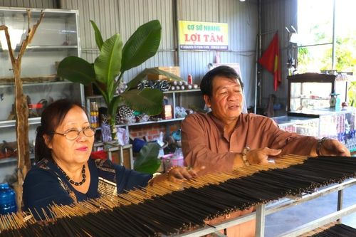 Thu nhập ổn định từ nghề làm nhang