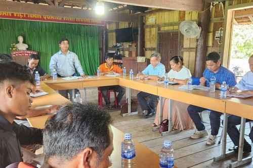 Trưởng ban Tuyên giáo Tỉnh ủy Huỳnh Thế Mạnh dự sinh hoạt Chi bộ làng Đê Chơ Gang