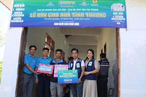 Gần 1 tỷ đồng hỗ trợ người lao động xây nhà ở và trao quà cho học sinh vượt khó