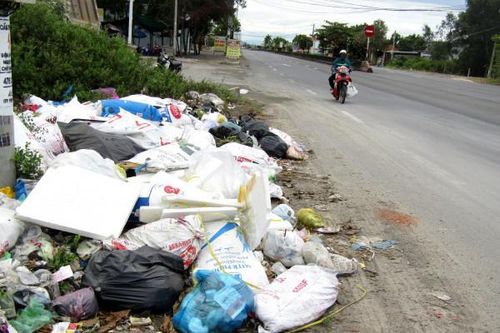 Đổ rác bừa bãi bên đường