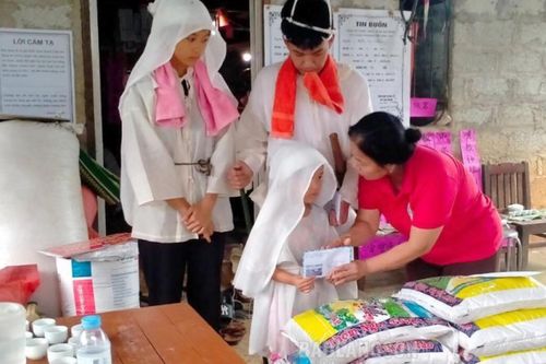 Thăm, động viên và hỗ trợ cho gia đình có vợ chồng bị tử vong do tai nạn lao động