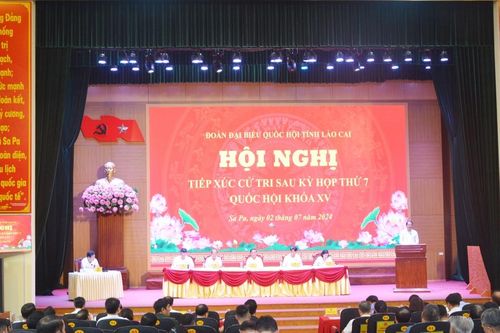 Đồng chí Chủ nhiệm Ủy ban Kiểm tra Trung ương Trần Cẩm Tú tiếp xúc cử tri thị xã Sa Pa