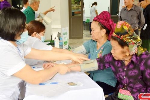 Khám bệnh, tư vấn, cấp thuốc miễn phí cho người cao tuổi