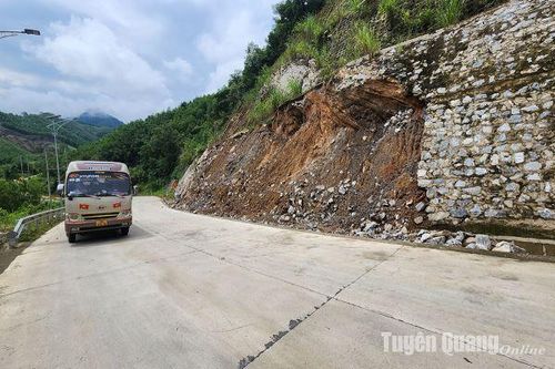Cẩn trọng khi đi qua đường đèo, dốc mùa mưa bão