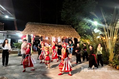 Sôi động vũ điệu các dân tộc trong làng homestay