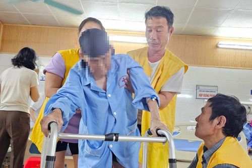 Thay khớp háng cho cụ bà 105 tuổi bị gãy cổ xương đùi