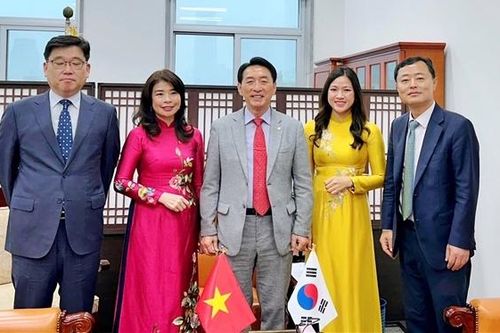 Phó Chủ nhiệm Ủy ban Đối ngoại Lê Thu Hà gặp Chủ nhiệm Ủy ban Đối ngoại và Thống nhất, Quốc hội Hàn Quốc