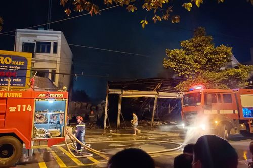 Bình Dương: Cháy lớn tại cửa hàng đồng giá ở Dĩ An