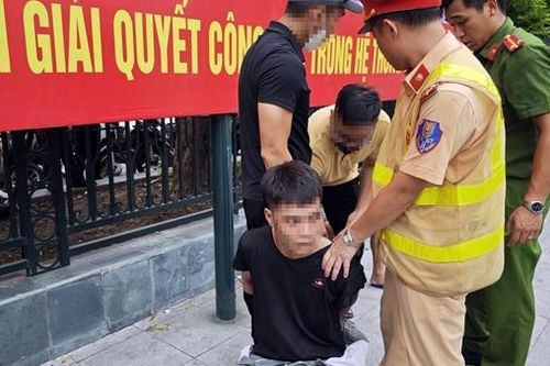 Ôm theo ma túy, quay xe né chốt