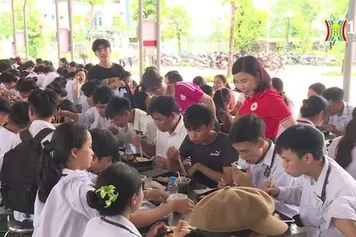 Suất cơm miễn phí tiếp sức sĩ tử | Người tốt quanh ta | 02/07/2024