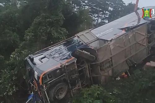 Ô tô lật xuống vực ở Đắk Nông hết hạn kiểm định