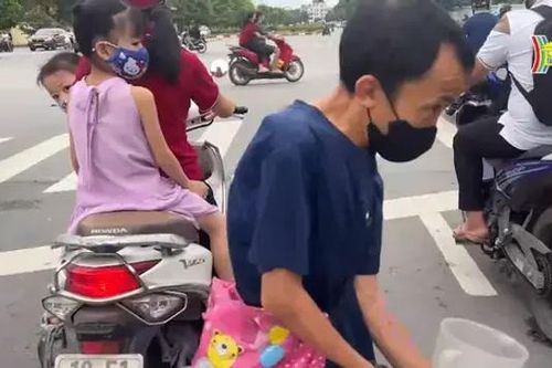 Xin tiền đội lốt hàng rong
