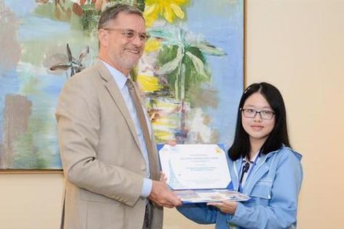 Kỳ thi học sinh giỏi THPH: Học sinh nhận học bổng của Đại sứ Pháp