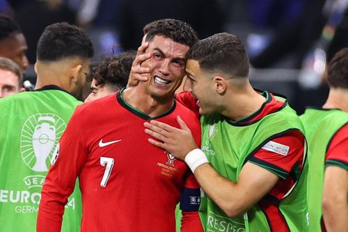 Đá hỏng phạt đền, Ronaldo khóc nức nở
