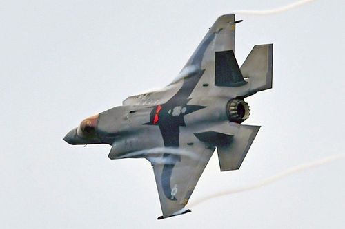 Xuất hiện biểu tượng dơi khổng lồ trên lưng chiếc F-35B Mỹ