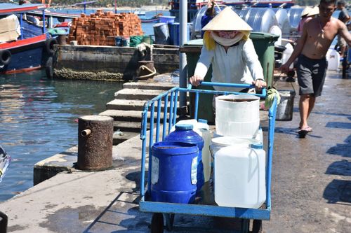 Vỡ đường ống vượt biển ra đảo, dân đội nắng đợi lấy nước ngọt