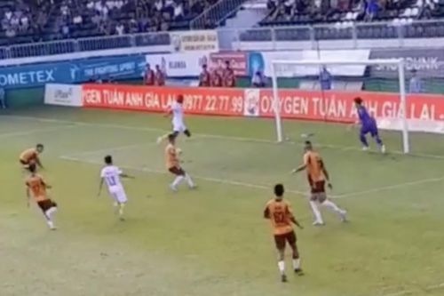 Pha bỏ lỡ kì lạ của ngoại binh Hải Phòng giúp HAGL trụ hạng