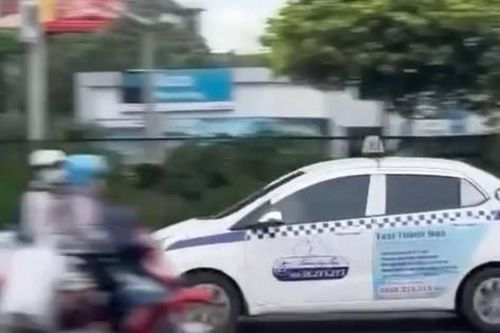 Lái xe taxi ngang nhiên 'drift' trên đường Phạm Hùng