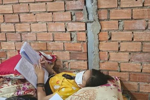 Đặc cách tuyển thẳng n ữ sinh gãy cột sống, phải nằm làm bài thi vào lớp 10 công lập