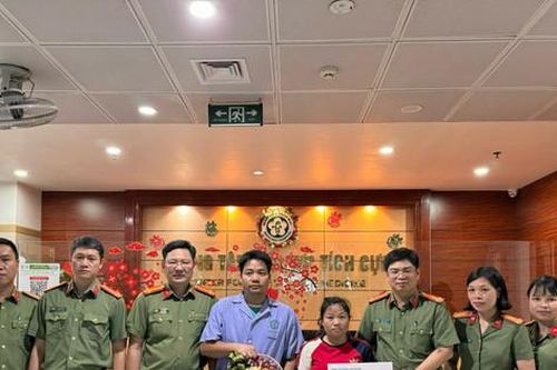 Thăm hỏi động viên chiến sĩ nghĩa vụ bị bệnh hiểm nghèo